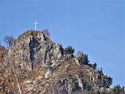 05 Rocciosa anticima del Corno Zuccone con la croce posta da pochi anni 